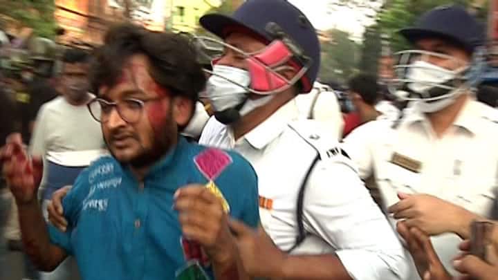 ওই পথে মিছিল যাওয়ার কথা ছিল না। রাস্তায় বাস-গাড়ির মধ্যে দিয়ে এগোতে থাকেন বিক্ষোভকারীরা। যানজট তৈরি হয়ে যায় রাস্তায়।