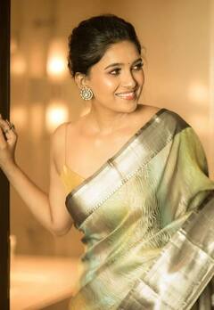 Vani Bhojan pics: கட்டும் சேல மடிப்பில் கிரங்க வைக்கும் வானி போஜனின் ரீசண்ட் க்ளிக்ஸ்..!!