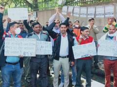 Delhi: एक तरफ सफाईकर्मियों को नगर निगम की सौगात, दूसरी तरफ डीबीसी कर्मचारियों ने की अनिश्चितकालीन हड़ताल की घोषणा