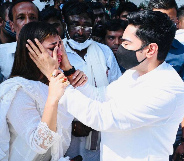 সাধন পাণ্ডের মৃত্যুতে শোকপ্রকাশ করেন মুখ্যমন্ত্রী। ট্যুইটারে মমতা বন্দ্যোপাধ্যায় লিখেছেন, প্রবীণ সতীর্থ, দলের নেতা এবং ক্যাবিনেট মন্ত্রী সাধন পাণ্ডে আজ সকালে মুম্বইতে প্রয়াত হয়েছেন৷ তাঁর সঙ্গে দীর্ঘদিন ধরে অসাধারণ সম্পর্ক ছিল। এই ক্ষতিতে গভীরভাবে শোকাহত৷ তাঁর পরিবার, বন্ধু এবং অনুগামীদের আন্তরিক সমবেদনা।