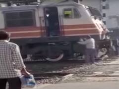 गर्मागर्म खस्ता कचौड़ी लेने के लिए ट्रेन ड्राइवर ने रेलवे क्रॉसिंग पर ही रोक दी ट्रेन, फिर जो हुआ...