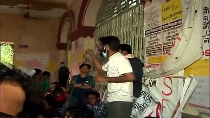 এদিনই যাদবপুর বিশ্ববিদ্যালয়ে ছাত্র ধর্মঘটের ডাক দেয় এসএফআই। মূল প্রশাসনিক ভবনে তালা ঝোলাতেই বেঁধে যায় অশান্তি। মঙ্গলবার যাদবপুরের মতোই উত্তপ্ত হয়েছে প্রেসিডেন্সি বিশ্ববিদ্যালয় ক্যাম্পাসও।
