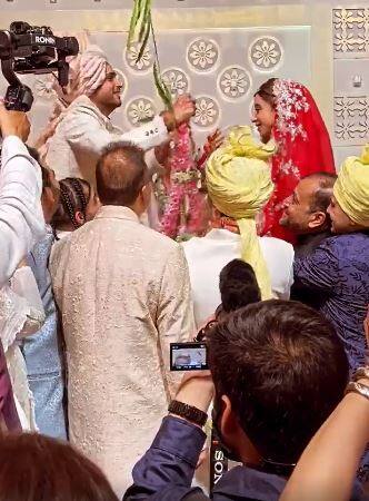 ਇਨ੍ਹਾਂ ਤਸਵੀਰਾਂ 'ਚ ਇਹ ਜੋੜੀ ਬੇਹੱਦ ਖੂਬਸੂਰਤ ਲੱਗ ਰਹੀ ਹੈ। ਅਨਮੋਲ ਤੇ ਕ੍ਰਿਸ਼ਾ ਦੇ ਵਿਆਹ ਦੀਆਂ ਤਸਵੀਰਾਂ ਸੋਸ਼ਲ ਮੀਡੀਆ 'ਤੇ ਵਾਇਰਲ ਹੋ ਰਹੀਆਂ ਹਨ। ਅਨਮੋਲ ਅੰਬਾਨੀ ਪਿਛਲੇ ਕਈ ਦਿਨਾਂ ਤੋਂ ਕ੍ਰਿਸ਼ਾ ਨਾਲ ਆਪਣੇ ਵਿਆਹ ਨੂੰ ਲੈ ਕੇ ਸੁਰਖੀਆਂ 'ਚ ਸਨ।