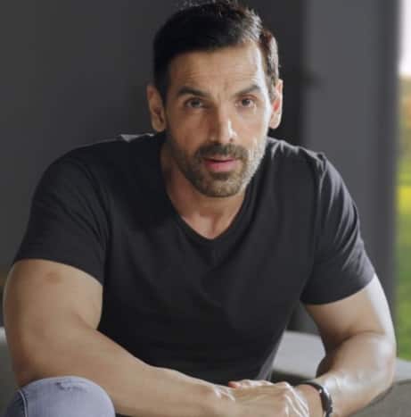 'धूम' में एक चोर का रोल निभाने के बाद अब जॉन अब्राहिम, शाहरुख खान की पठान में नेगेटिव किरदार निभाते दिखेंगे.