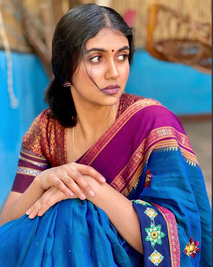रिंकूने निळ्या रंगाची साडी नेसली आहे आणि खणाचा ब्लाऊज घातला आहे.  (photo: iamrinkurajguru/ig)