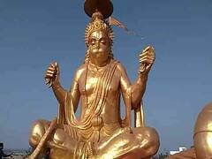 हनुमान चालीसा का जाप है बहुत चमत्कारी, नियमित पाठ से बढ़ता है आत्मविश्वास और टल जाती हैं सारी बलाएं