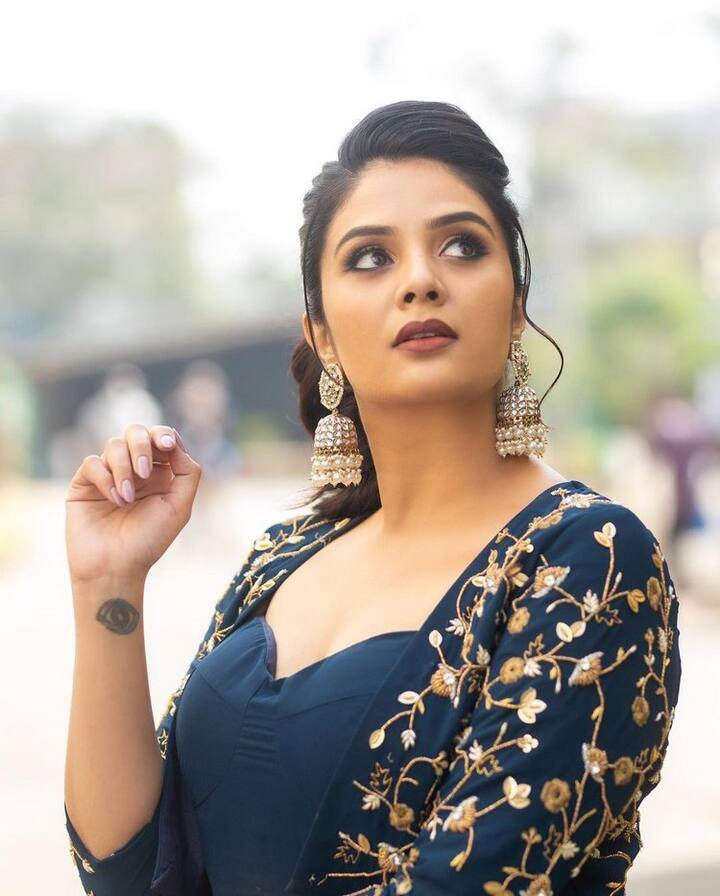 తాజాగా శ్రీముఖి కొన్ని ఫోటోలను ఇన్స్టాగ్రామ్ లో షేర్ చేసింది. (Photo Courtesy: Sreemukhi Instagram)