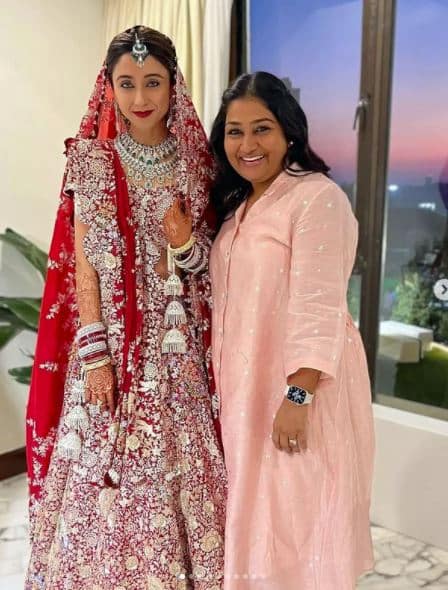 ਉੱਥੇ ਹੀ ਕ੍ਰਿਸ਼ਾ ਲਾਲ ਰੰਗ ਦੇ ਹੈਵੀ ਸਿਲਵਰ ਜ਼ਰਦੋਜੀ ਲਹਿੰਗਾ ਵਿੱਚ ਬਹੁਤ ਖੂਬਸੂਰਤ ਲੱਗ ਰਹੀ ਸੀ। ਕ੍ਰਿਸ਼ਾ ਦੀਆਂ ਫੋਟੋਆਂ ਨੂੰ ਦੇਖ ਕੇ ਕਈ ਲੋਕ ਉਸ ਨੂੰ ਯੰਗ ਟੀਨਾ ਅੰਬਾਨੀ ਕਹਿਣ ਲੱਗੇ।