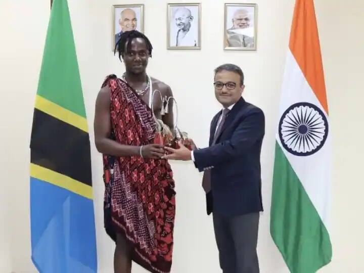 Tanzanian artist Kili Paul videos lip-syncing popular Indian film songs honoured by Indian Commission Tanzania Kili Paul Honoured : टांझानियाचा इन्स्टा स्टार  किली पॉलचा भारताकडून सन्मान, बॉलिवूडच्या गाण्यांवर अनेक रिल्स व्हायरल