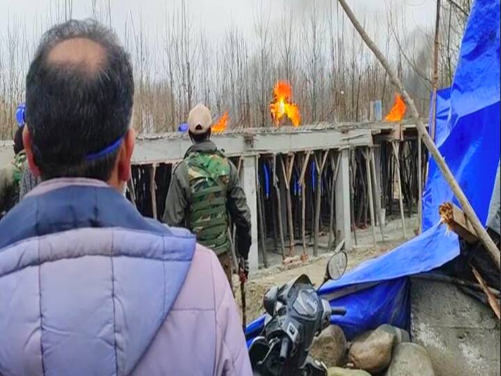 जम्मू-कश्मीर: अवैध ढांचे को गिराने से रोकने के लिए युवक ने खुद को लगाई आग, अस्पताल में भर्ती