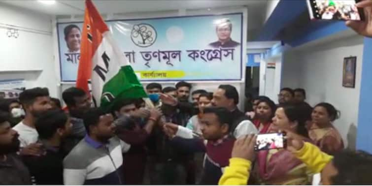 Malda: More than hundred BJP workers joined TMC before municipal elections 2022 Malda News: পুরভোটের আগে বিজেপিতে ফের ভাঙন, ইংরেজবাজারে তৃণমূলে যোগ শতাধিক কর্মীর