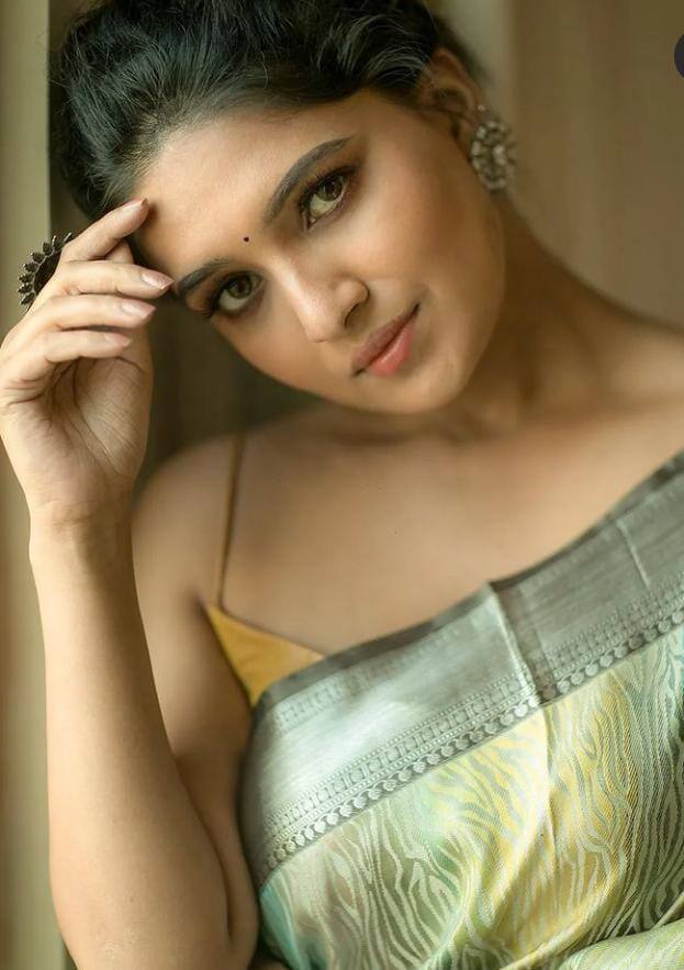 உன் கட்டழகு மீசையிலே கிறங்கி போனேனே