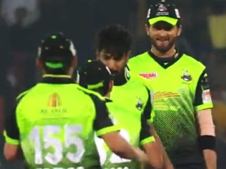 Haris Rauf slaps Kamran Ghulam on dropped catch Pakistan Super league lahore qalandars vs peshawar zalmi PSL में थप्पड़ कांड, हारिस रऊफ ने साथी खिलाड़ी को जड़ा तमाचा, वीडियो हो रहा वायरल