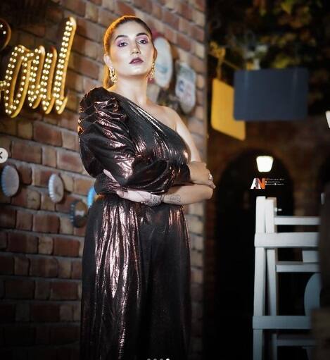 सपना सोशल मीडिया पर भी काफी एक्टिव रहती हैं और अपनी एक से बढ़कर एक फोटो फैंस के साथ शेयर करती रहती हैं.