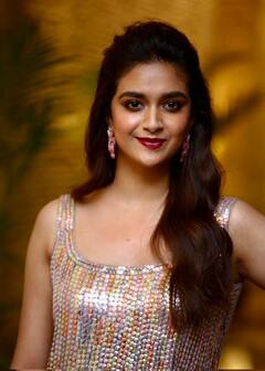 Actress Keerthy Suresh | முகத்தில் புன்னகை.. மின்னும் உடை.. கீர்த்தி சுரேஷின் க்யூட் ஸ்டில்ஸ்!!