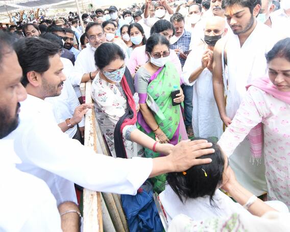 In Pics: మంత్రి గౌతమ్ రెడ్డికి తుది వీడ్కోలు, తల్లడిల్లిపోయిన తల్లి, భార్య - అంత్యక్రియలకు సీఎం జగన్ హాజరు