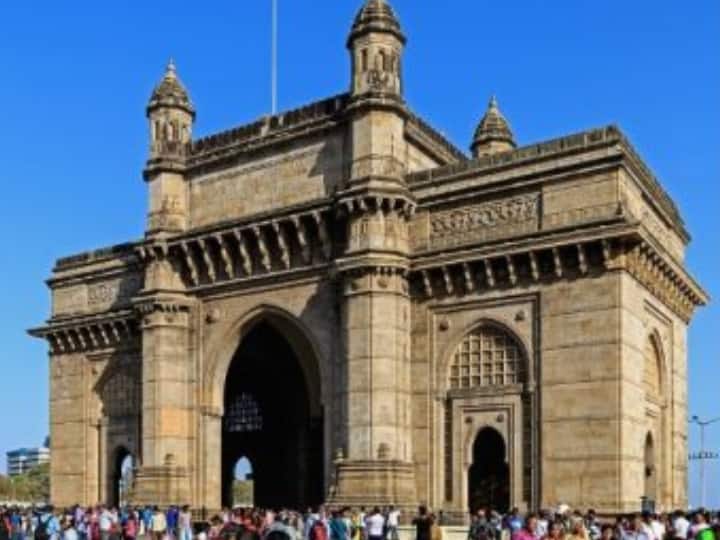 गेटवे ऑफ इंडिया को मुंबई का ताजमहल माना जाता है. ये जमीन से 26 मीटर ऊंचाई है. यहां छत्रपति शिवाजी और स्वामी विवेकानंद की मूर्तियां स्थापित की गई हैं.