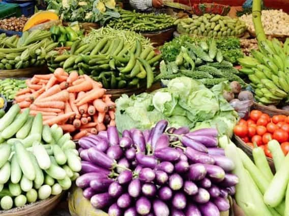 Vegetables Price in Mumbai: मुंबई में आज टमाटर हुआ सस्ता, प्याज के दाम बढ़े, यहां चेक करें सब्जियों के ताजा रेट