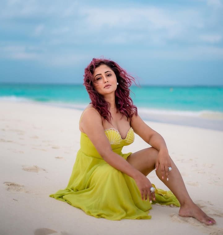 అప్పుడప్పుడు ఫొటోలను షేర్ చేస్తూ హీట్ పెంచేస్తుంటుంది. కుర్రాళ్ల గుండెకు గేలం వేస్తుంటుంది. - Image Credit: Rashmi Desai/Instagram