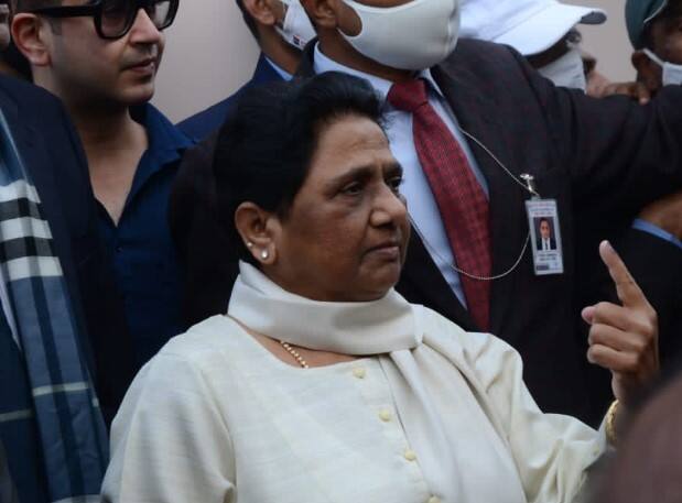 Bahujan Samajwadi Party (BSP) chief Mayawati cast her vote in Lucknow today, i.e. on Wednesday February, 23 2022. She was with BSP leader Satish Chandra Misra whiel casting her vote. (Image: Twitter)