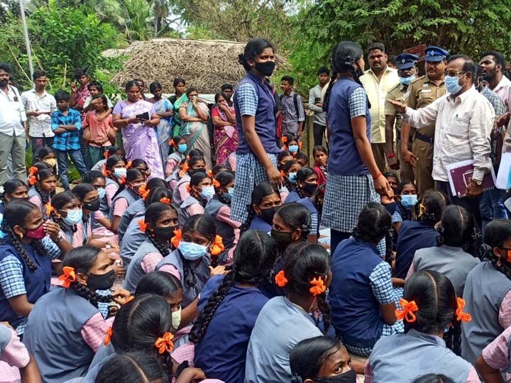 போக்சோ சட்டத்தில் கைது செய்யப்பட்ட ஆசிரியர் - விடுதலை செய்ய கோரி மாணவிகள் சாலை மறியல்