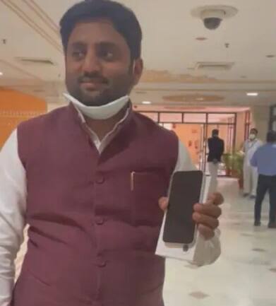 Rajasthan govt gifts expensive iPhone 13 to all 200 MLAs પ્રજાના પૈસે નેતાઓને જલસા ! આ રાજ્યની સરકારે તમામ 200 ધારાસભ્યોને ગિફ્ટમાં આપ્યો iPhone 13