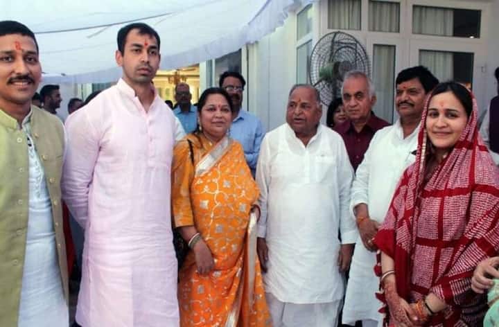 मुलायम सिंह के परिवार के वैवाहिक कार्यक्रमों से गैरहाजिर रहने वालीं साधना गुप्ता शिवपाल यादव के बेटे आदित्य की शादी के लगभग हर फंक्शन में मौजूद रहीं.