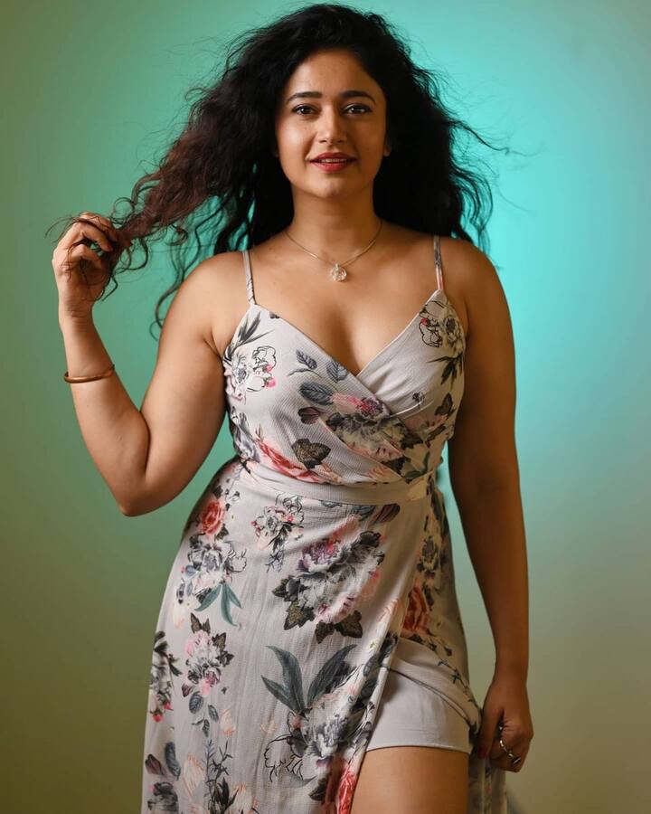 பூவைப் பறிக்கும் போது அதில் ஈரம் உன் காதல் வாளை எடுக்கும் போது அதில் வீரம் உன் காதல்