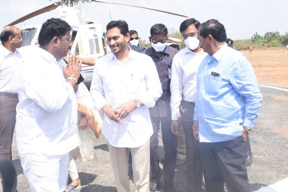 In Pics: మంత్రి గౌతమ్ రెడ్డికి తుది వీడ్కోలు, తల్లడిల్లిపోయిన తల్లి, భార్య - అంత్యక్రియలకు సీఎం జగన్ హాజరు