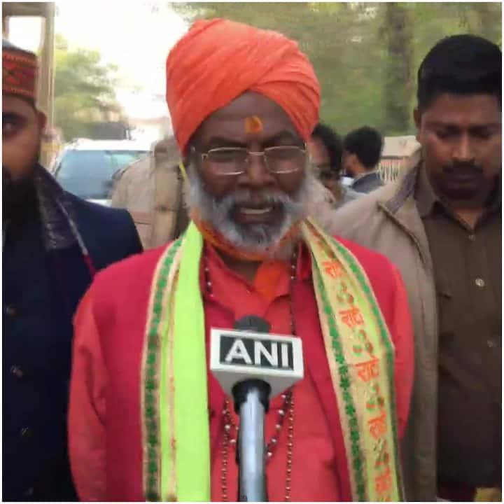 बीजेपी सांसद साक्षी महाराज उन्नाव के गदन खेरा प्राइमरी स्कूल में अपना वोट डालने पहुंचे जहां उन्होंने हिजाब विवाद पर बात करते हुए कहा कि विपक्ष हिजाब मुद्दे को चुनाव में लेकर आया है. ये नियम कर्नाटक में बनाया गया था.