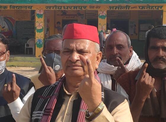 Samajwadi Party Uttar Pradesh chief, Naresh Uttam, cast his vote from Jahanabad. (Image: Twitter)