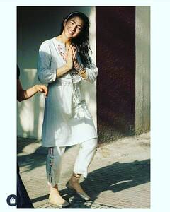 हाय-हैलो छोड़ सारा अली खान ने नमस्ते को बनाया लेटेस्ट ट्रेंड, गंगूबाई काठियावाड़ी की रिलीज से पहले आलिया भट्ट भी खूब जोड़ रही हैं हाथ