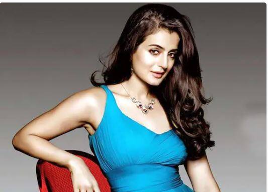 ਅਮੀਸ਼ਾ ਪਟੇਲ (Amisha Patel): ਅਮੀਸ਼ਾ 45 ਸਾਲ ਦੀ ਹੈ ਪਰ ਹੁਣ ਤੱਕ ਉਹ ਵੀ ਅਨਮੈਰਿਡ ਹੈ। ਅਮੀਸ਼ਾ ਨੇ ਆਪਣਾ ਬਾਲੀਵੁੱਡ ਡੈਬਿਊ ਫਿਲਮ ਕਹੋ ਨਾ ਪਿਆਰ ਹੈ ਨਾਲ ਕੀਤਾ ਸੀ। ਉਸ ਦਾ ਨਾਂ ਫਿਲਮ ਨਿਰਮਾਤਾ ਵਿਕਰਮ ਭੱਟ ਨਾਲ ਜੁੜਿਆ ਸੀ ਪਰ ਫਿਰ ਦੋਹਾਂ ਦਾ ਬ੍ਰੇਕਅੱਪ ਹੋ ਗਿਆ।