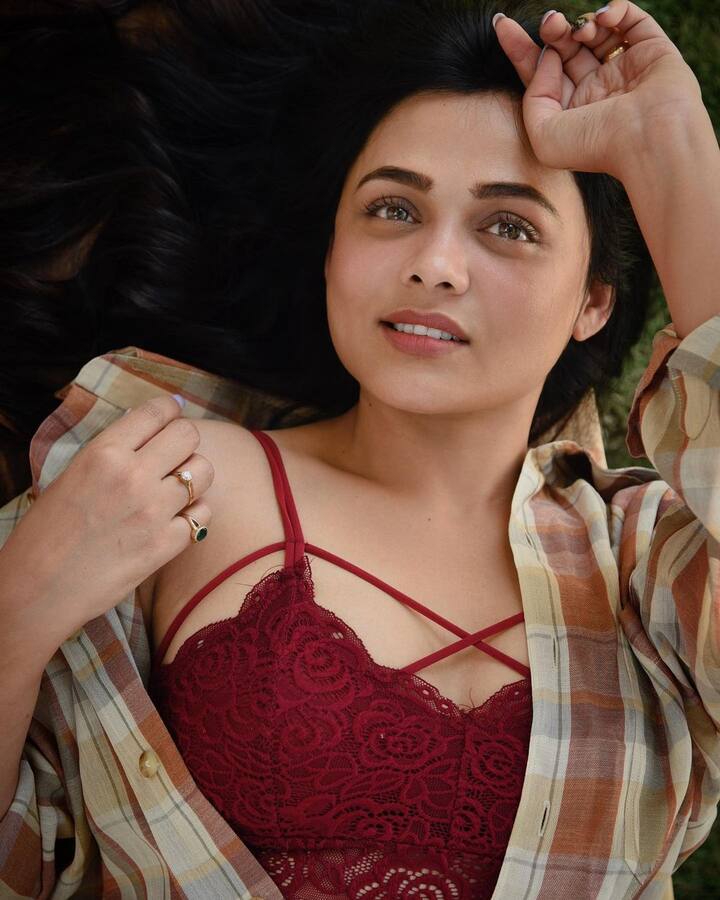 नुकतेच तिने तिचे एका खास लूकमधील काही फोटो इन्स्टाग्रामवर शेअर केले आहेत. (Photo : @prarthana.behere/IG)