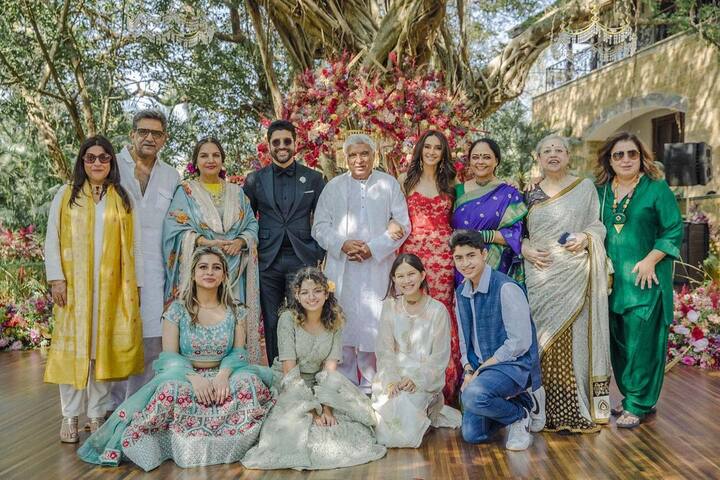 इस फोटो में फरहान अख्तर का पूरा परिवार एक फ्रेम में नजर आ रहा है. दूल्हा-दूल्हनिया के अलावा जावेद अख्तर और शबाना आजमी के अलावा एक्टर की बेटियों को भी देखा जा सकता है.
