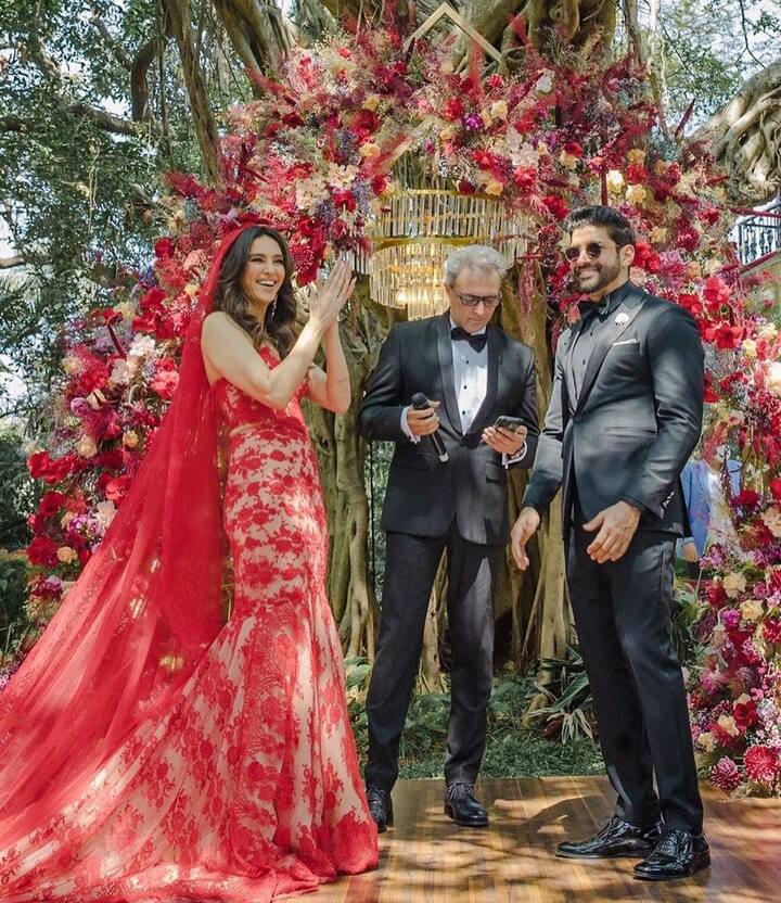 शिबानी दांडेकर और फरहान अख्तर ने जब से एक दूसरे को डेट करना शुरू किया था. तबसे उनकी शादी की खबरें आने लगी थीं. अब वक्त आने पर ये कपल शादी के बंधन में बंध चुका है वो भी वैसे जैसे वो चाहते थे.