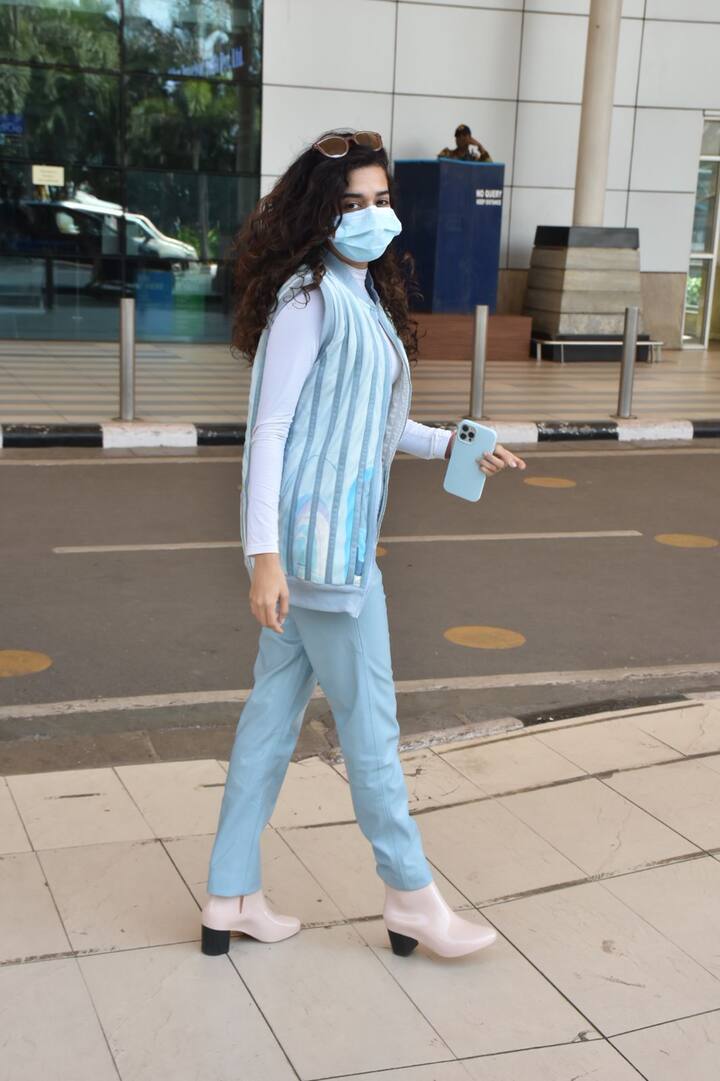 Netflix ਵੈੱਬ ਸੀਰੀਜ਼ 'Little Things' ਦੇ ਨਾਲ ਸੁਰਖੀਆਂ 'ਚ ਆਈ ਅਭਿਨੇਤਰੀ ਮਿਥਿਲਾ ਪਾਲਕਰ (Mithila Palkar) ਨੇ ਨਾ ਸਿਰਫ ਮਰਾਠੀ ਫਿਲਮਾਂ 'ਚ ਆਪਣਾ ਜਲਵਾ ਦਿਖਾਇਆ ਹੈ ਸਗੋਂ ਹੁਣ ਉਹ ਬਾਲੀਵੁੱਡ 'ਚ ਵੀ ਜਾਣਿਆ-ਪਛਾਣਿਆ ਨਾਂ ਬਣ ਚੁੱਕੀ ਹੈ।