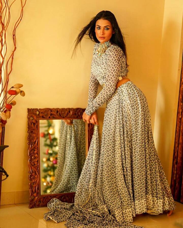 पवित्रा अक्सर अपने लुक्स और स्टाइल की वजह से सुर्ख़ियों में रहती हैं. उनकी तस्वीरें और वीडियो इंटरनेट पर वायरल हैं.