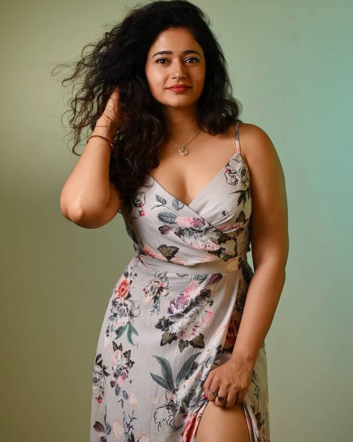 உன் பேரைச் சொன்னாலே முத்தத்தின் சத்தங்கள் நீ என்னைக் கண்டாலே தித்திக்கும் ரத்தங்கள்