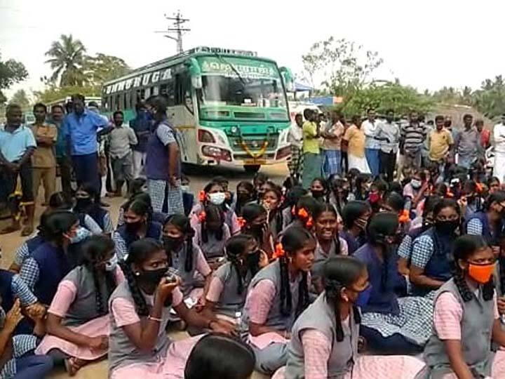 school students condemned for arresting teacher under pocso act in thanjavur போக்சோ சட்டத்தில் கைது செய்யப்பட்ட ஆசிரியர் - விடுதலை செய்ய கோரி மாணவிகள் சாலை மறியல்