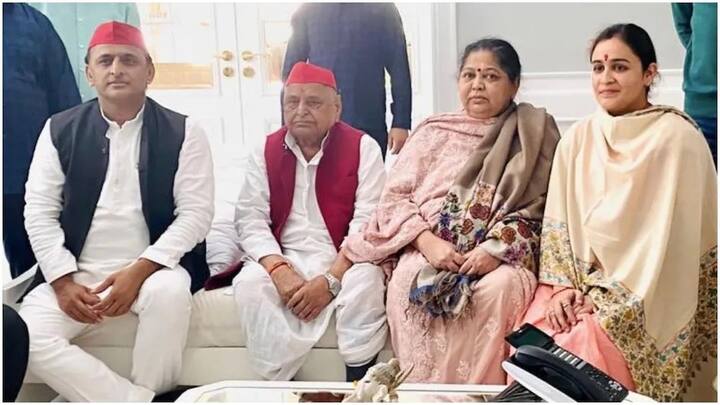 मुलायम सिंह यादव की पत्नी साधना गुप्ता मुलायम के साथ लखनऊ में रहती हैं. अखिलेश और डिंपल यादव अलग रहते हैं.