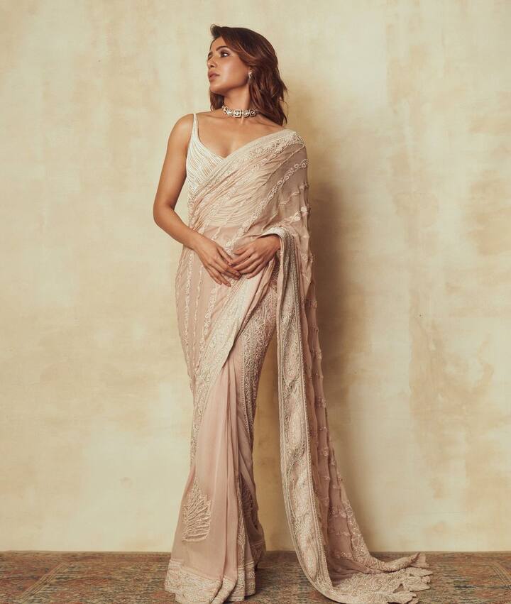 या फोटोमध्ये समंथा तिच्या आयुष्यातील एका खास व्यक्तीसोबत पोज देताना दिसत आहे. (photo:samantha/ig)