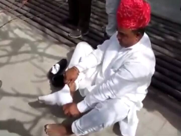 rajasthan budget 2022 congress mla madan prajapat remove his shoes outside assembly, know the reason ann Rajasthan Budget 2022: बजट में पूरी नहीं हुई मांग तो कांग्रेस विधायक ने उतारे जूते, कहा- अब जीवन भर नहीं पहनेंगे