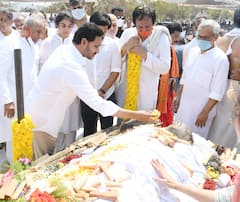 In Pics: మంత్రి గౌతమ్ రెడ్డికి తుది వీడ్కోలు, తల్లడిల్లిపోయిన తల్లి, భార్య - అంత్యక్రియలకు సీఎం జగన్ హాజరు