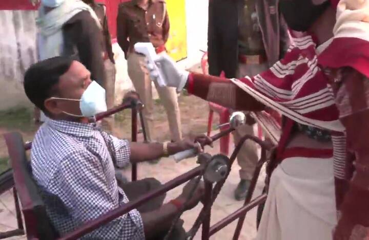 लखीमपुर खीरी जिले के बनबीरपुर में एक मतदान केंद्र पर दिव्यांग मतदाता ने अपना वोट डाला. एक शख्स व्हीलचेयर पर मतदान केंद्र पहुंचा जहां सबसे पहले उनका टेंपरेचर चेक किया गया और उसके फिर उन्होंने मतदान किया.