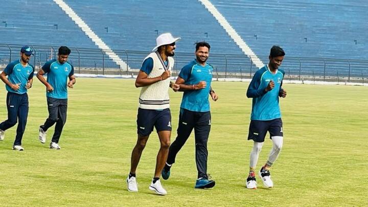রানিংয়ের ফাঁকে ক্যামেরাবন্দি বাংলা পেস বিভাগের ২ মুখ্য তারকা ঈশান পোড়েল ও মুকেশ সিং।
