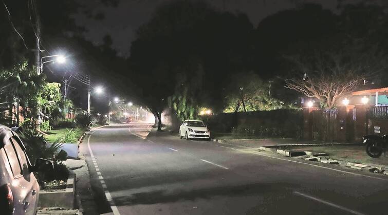 Chandigarh Power supply restored in The City Beautiful after 36 hours of power outage Chandigarh Blackout: चंडीगढ़ में घुप्प अंधेरा छटा, 36 घंटे तक बत्ती गुल रहने के बाद  'द सिटी ब्यूटीफ़ुल' में बिजली आपूर्ति बहाल हुई