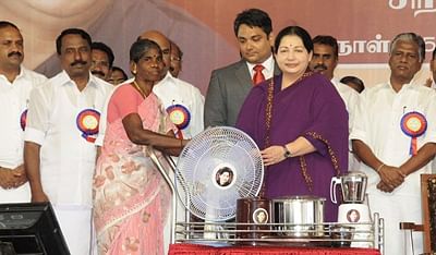 Jayalalithaa Schemes :பெண்கள், குழந்தைகளுக்கான திட்டங்களில் சாதித்த முதலமைச்சர்.. ஜெ. பிறந்தநாள் சிறப்புப்பதிவு