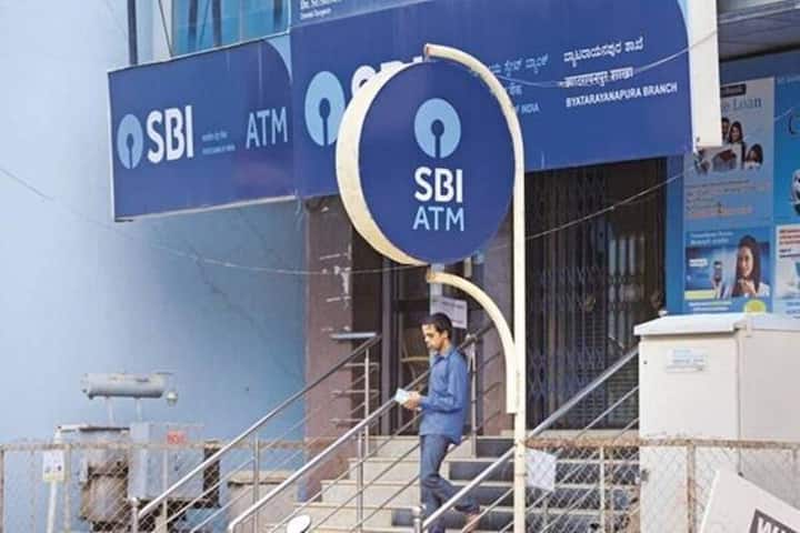 State Bank of India: देश के सबसे बड़े सरकारी बैंक यानी SBI (State Bank of India) में अगर आपका भी खाता है तो आपके लिए जरूरी खबर है. स्टेट बैंक ने करोड़ों ग्राहकों को अलर्ट करते हुए बताया कि कुछ खास नंबरों को आपको अपने फोन में कभी भी सेव करके नहीं रखना चाहिए.
