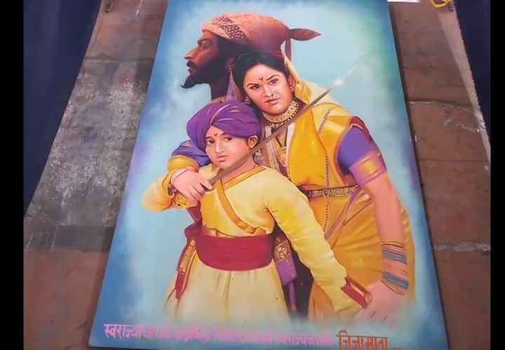 महाराष्ट्राच्या जाज्वल्य इतिहासाची महती सांगणार्‍या अनेक प्रसंगांना रांगोळीतून जीवंत करण्याचा प्रयत्न केला आहे.